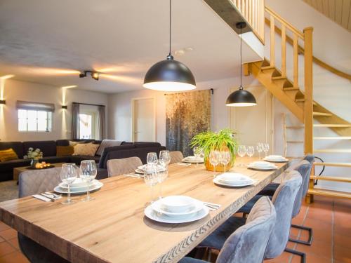 un comedor con una gran mesa de madera y sillas en Beautiful holiday farm in Holten en Holten