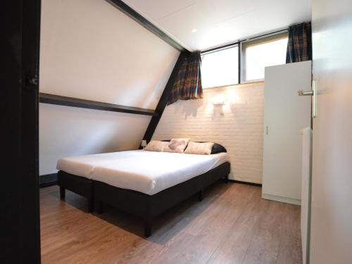 StramproyにあるTranquil Holiday Home in Limburg amid a Forestの窓付きの部屋にベッド付きのベッドルーム1室があります。