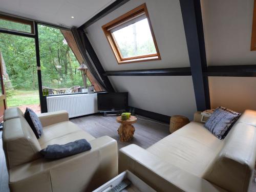 StramproyにあるTranquil Holiday Home in Limburg amid a Forestのリビングルーム(白いソファ2台、窓付)