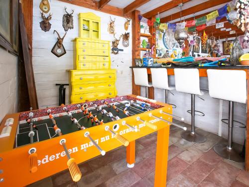 WaterenにあるVilla in Drents-Friese Forest with Poolの椅子のある部屋にあるレゴのチェステーブル