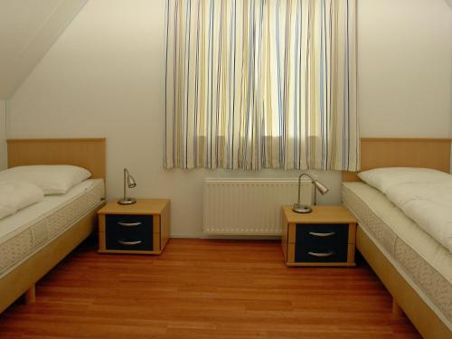Habitación con 2 camas y 2 lámparas en las mesas en Well-kept house with a bubble bath, 20 km from Assen, en Westerbork