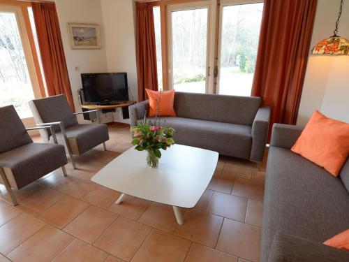 Sala de estar con sofás y mesa de centro en Relax in a luxury villa by the dunes, en De Cocksdorp