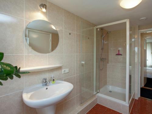 A bathroom at Majestic, large holiday home near Leende, detached and located between meadows and forests