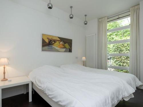 ベルゲンにあるArtist's Holiday Home Near Bergenの白いベッドルーム(ベッド1台、窓付)