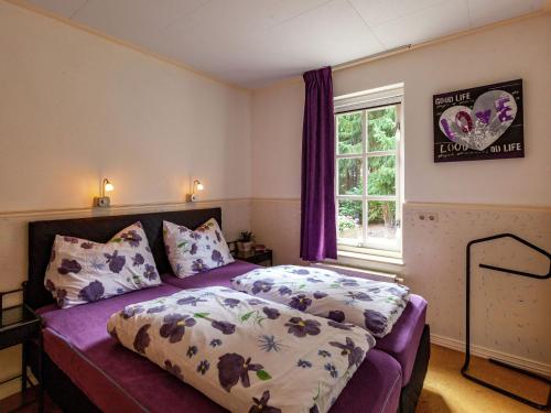 een slaapkamer met 2 bedden en een raam bij Cozy Holiday Home in Reutum with Jacuzzi in Weerselo