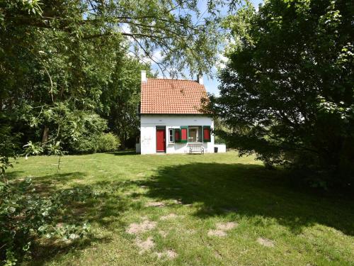 アウウドルプにあるQuintessential holiday home in Ouddorp with gardenの小白屋根
