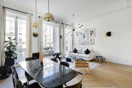 un salon avec une table en verre et un canapé dans l'établissement Pick A Flat's Apartments in Opéra - Rue de Richelieu, à Paris