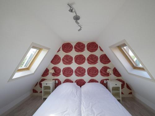 HippolytushoefにあるCozy villa in Wieringer style near the Wadden Seaの赤いバラの壁のベッドルーム