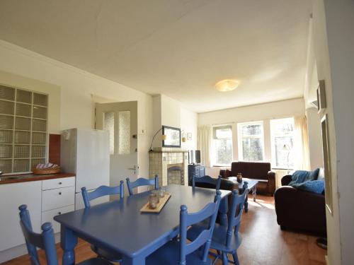 Kuchyň nebo kuchyňský kout v ubytování Holiday Home Bergen near Beach & Dunes