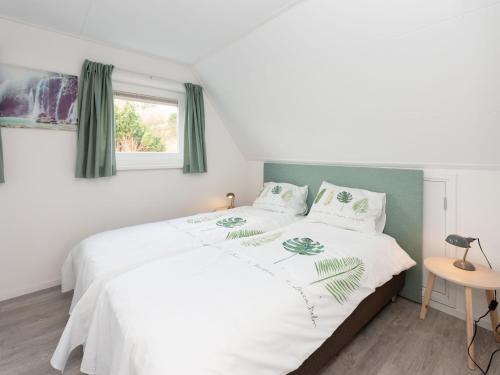 Apartment in Schoorl near Dunesにあるベッド