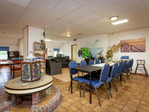 ein Esszimmer mit einem Tisch und Stühlen in der Unterkunft Authentic holiday home in North Friesland in Holwerd