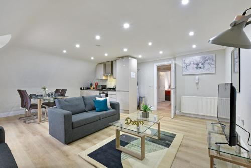 uma sala de estar com um sofá e uma mesa em Deanway Serviced Apartments Chalfont St Giles By 360Stays em Chalfont Saint Giles