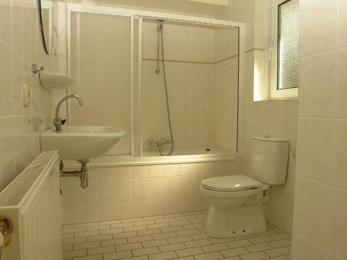 een badkamer met een toilet, een wastafel en een douche bij Holiday home Vakantiepark Het Timmerholt 5 in Westerbork