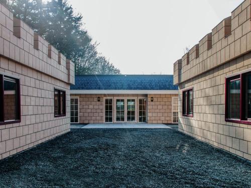 Designed home with bedstead, surrounded by forest – Photos 2