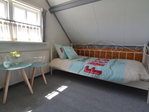 Säng eller sängar i ett rum på Holiday home near the Drents Friese Wold