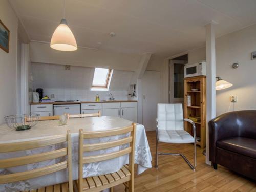 ベルゲン・アーン・ゼーにあるSpacious Apartment in Bergen aan Zee on a Dutch Coastのキッチン、ダイニングルーム(テーブル、椅子付)