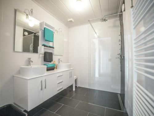 ein weißes Badezimmer mit zwei Waschbecken und einer Dusche in der Unterkunft Farmhouse in Dalfsen near Forest Trails in Dalfsen