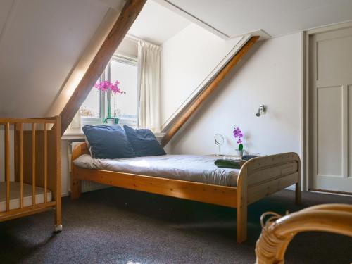ein Schlafzimmer mit einem Bett und eine Treppe mit einem Fenster in der Unterkunft Farmhouse in Dalfsen near Forest Trails in Dalfsen