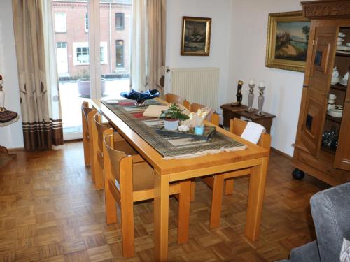 - une salle à manger avec une table et des chaises en bois dans l'établissement Dreamy Holiday Home in Sweikhuizen, à Spaubeek