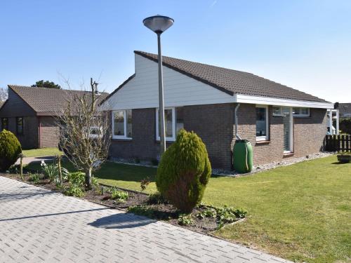 WimmenumにあるLuxury Holiday Home in Egmond aan den Hoef with Gardenの通りの光が差し込む家