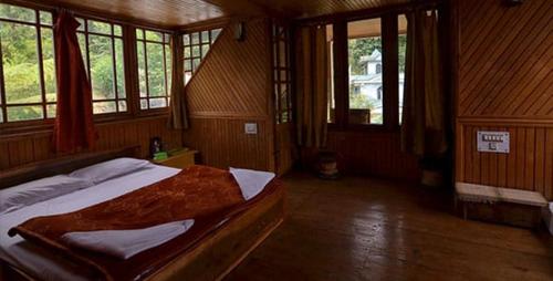 En eller flere senge i et værelse på Odyssey's Darap Eco Retreat