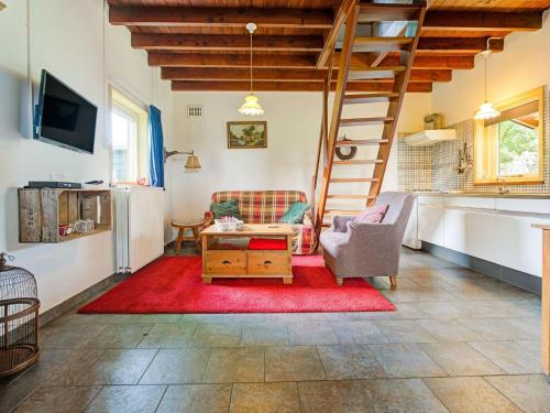 ein Wohnzimmer mit einer Treppe und einem roten Teppich in der Unterkunft Holiday cottage in Schijf with a fenced garden in Schijf