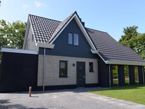 WestermientにあるPeaceful Villa in De Koog near Seaの黒屋根の家