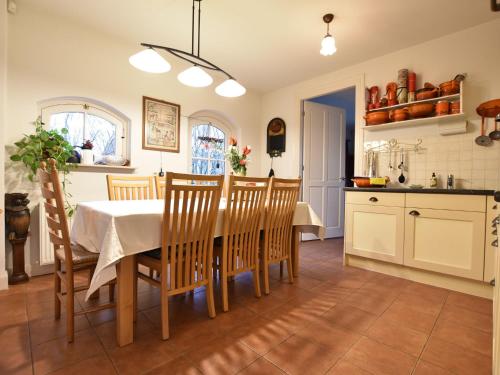 uma cozinha e sala de jantar com mesa e cadeiras em Spacious holiday farm in Bronckhorst with private garden em Bronkhorst
