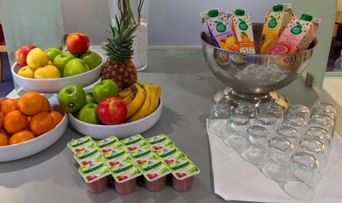 ベルナンにあるHDB Hôtel De Bernin - ex Domaine des Fontainesの果物のボウルと水のグラスが置かれたテーブル