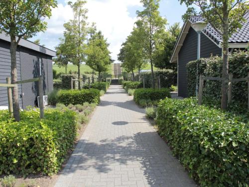 KattendijkeにあるComfortable holiday home nearby Oosterscheldeの隣の庭歩道