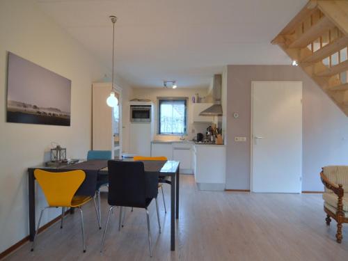 comedor y cocina con mesa y sillas en Beautiful Holiday Home in Heeten with Private Garden, en Heeten