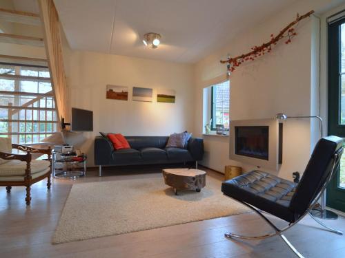 ein Wohnzimmer mit einem Sofa und einem TV in der Unterkunft Beautiful Holiday Home in Heeten with Private Garden in Heeten