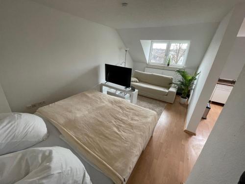 ein Schlafzimmer mit einem Bett und ein Wohnzimmer in der Unterkunft 1,5 Zimmer Apartment, 38,5 qm, Multimedia TV, Uni, HBF in Duisburg