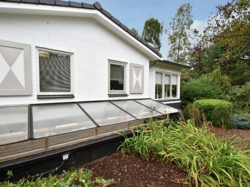 ホルテンにあるLovely holiday home in Rijssen Holten with gardenの温室付きの家