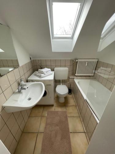 ein Badezimmer mit einem Waschbecken, einem WC und einer Badewanne in der Unterkunft 1,5 Zimmer Apartment, 38,5 qm, Multimedia TV, Uni, HBF in Duisburg