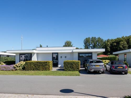 Fotografie z fotogalerie ubytování Villa with private jetty v destinaci Zeewolde