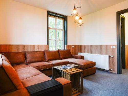 ein Wohnzimmer mit einem Sofa und einem Tisch in der Unterkunft Secluded Holiday Home in Erp with Garden in Erp