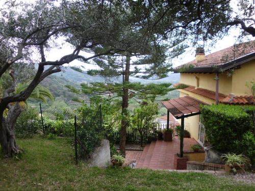 a house with a view of a mountain at Villa Artemis in Graniti