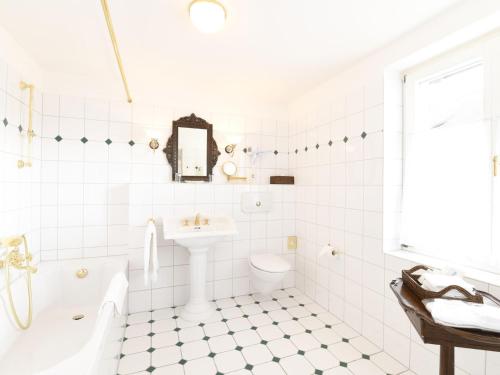 Hofgut Albführen في Dettighofen: حمام أبيض مع حوض استحمام ومرحاض