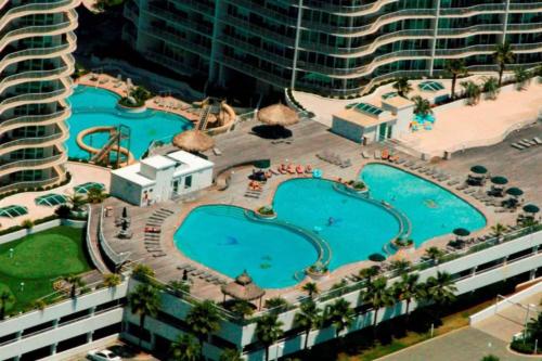 uma vista aérea de um resort com duas piscinas em Newly Updated Caribe 213B em Orange Beach