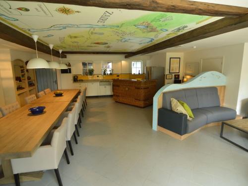 ein Wohnzimmer mit einem langen Tisch und einer Couch in der Unterkunft Holiday Home in Haaren near De Efteling in Haaren