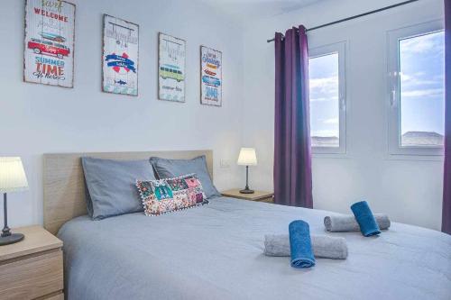 A bed or beds in a room at 4Greta Corralejo Apartment