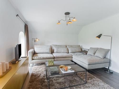 uma sala de estar com um sofá e uma mesa de centro em Premium Farmhouse in Zelhem with Sauna em Zelhem