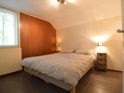 StramproyにあるDetached cottage on quiet parkの窓付きの部屋にベッド付きのベッドルーム1室があります。