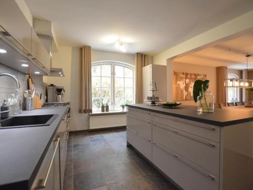 Kitchen o kitchenette sa Luxury Villa with Jacuzzi in Arcen en Velden