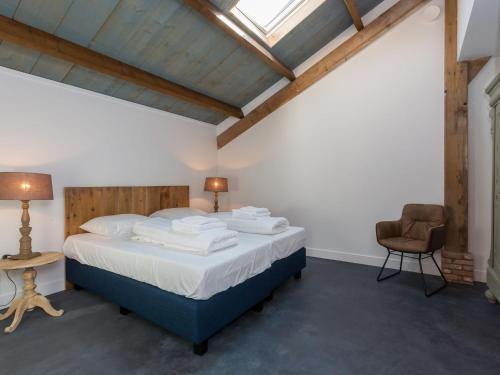 Postel nebo postele na pokoji v ubytování Family House near Vrouwenpolder Beach