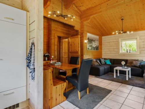 un soggiorno con tavolo e divano di Luxurious Chalet in Guelders by the Forest a Hulshorst