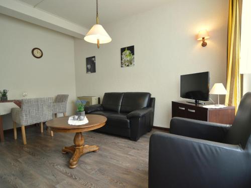 スキン・オプ・グールにあるHomely Apartment in Schin op Geul with Terraceのリビングルーム(ソファ、テーブル付)