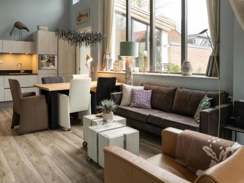 een woonkamer met een bank en een tafel bij Authentic holiday home near the centre in Bergen