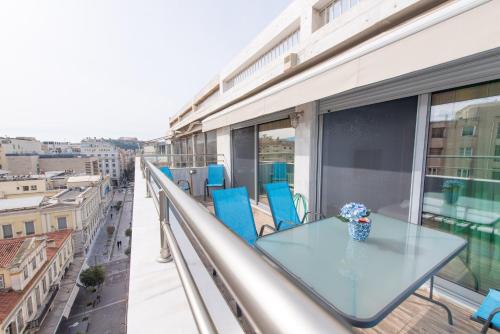 Un balcón o terraza en Rooftop apartment in the center of Athens